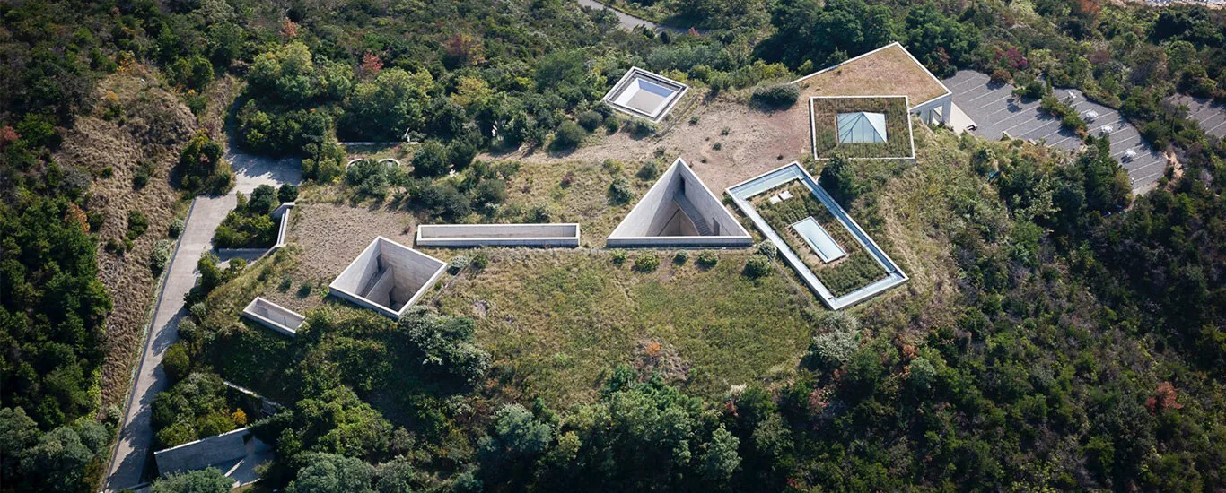 Acceso y arquitectura del Museo de Arte Chichu en Naoshima