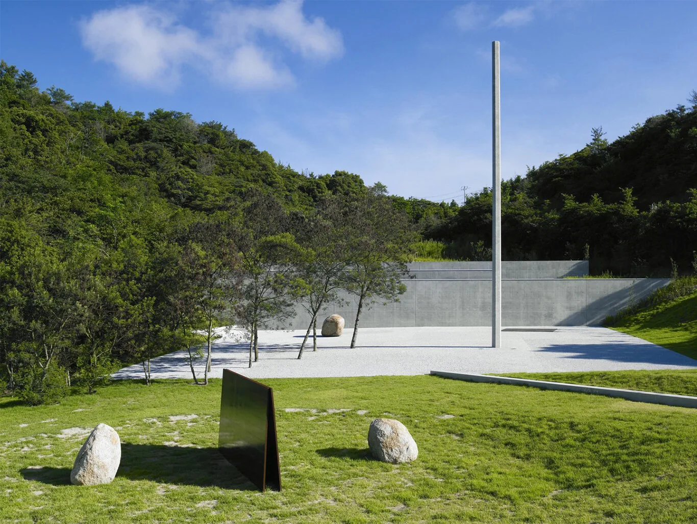 Patio escultórico y arquitectura del Museo Lee Ufan en Naoshima