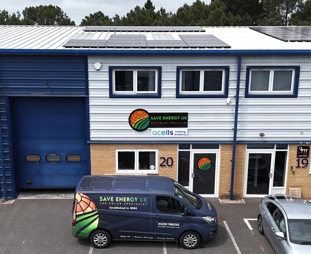Sede de Save Energy UK en Poole con paneles solares y una furgoneta de la empresa / Save Energy UK’s Poole location with solar panels and a company van.