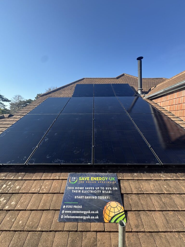 Paneles solares instalados en una vivienda por Save Energy UK / Solar panels installed on a home by Save Energy UK.