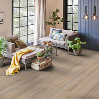 Piso de madera clara en una sala contemporánea / Light wood flooring in a contemporary living room.