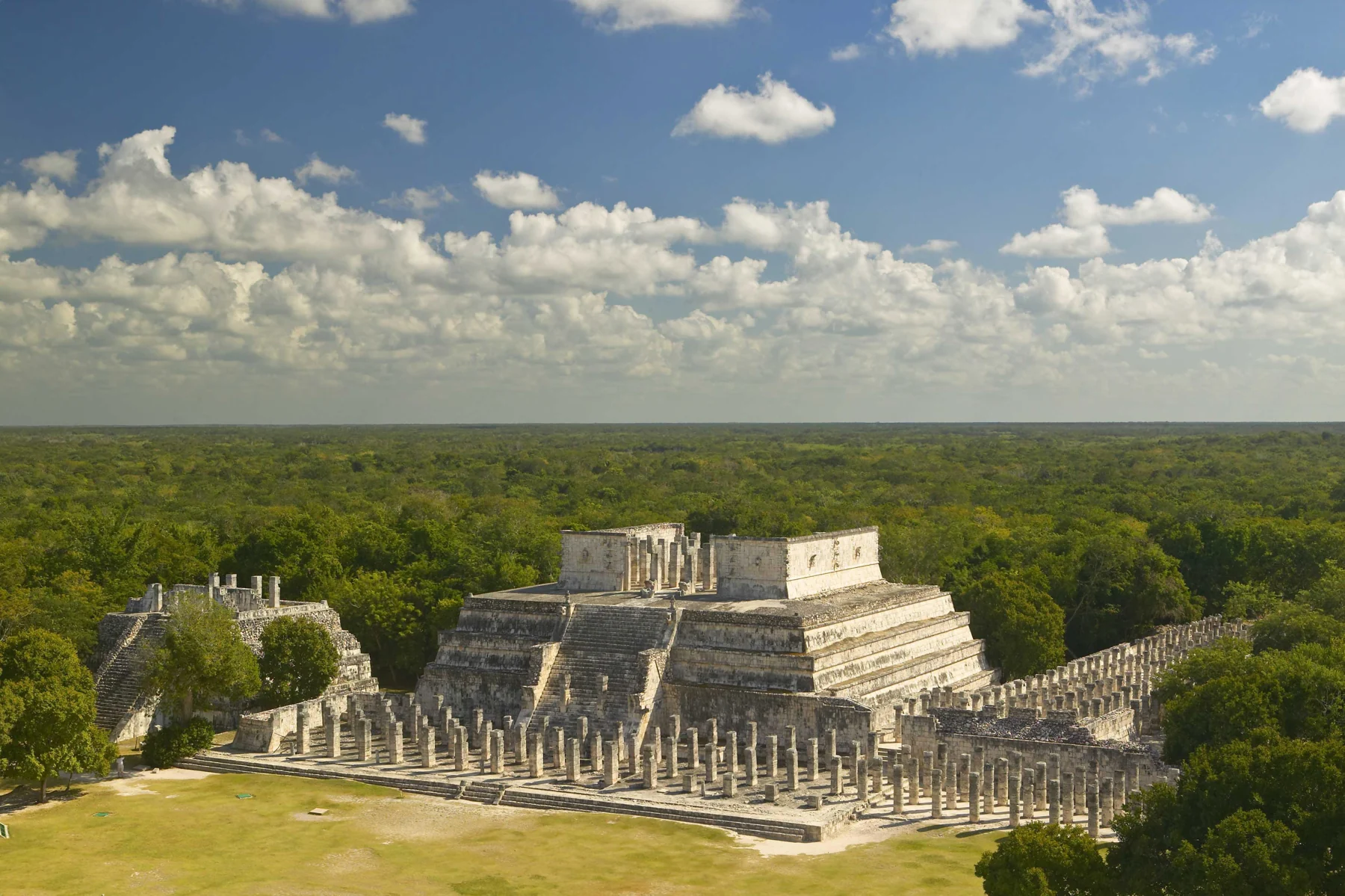 Zona arqueológica maya entre la selva, incluida en excursiones de Amigo Tours