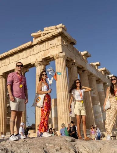 Grupo en una visita guiada por un sitio arqueológico de Atenas, foto de Athens Walking Tours