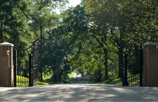 Entrada arbolada del campus de Atlanta Metropolitan State College