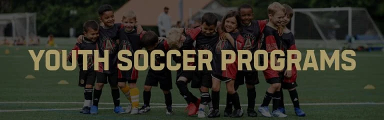 Jugadores juveniles entrenan en un campo de fútbol de Atlanta United.