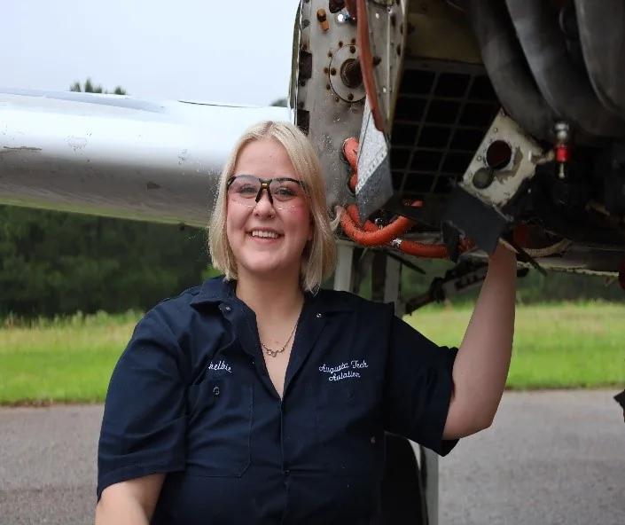 Estudiante de Augusta Tech trabaja con equipo aeronáutico en Thomson.