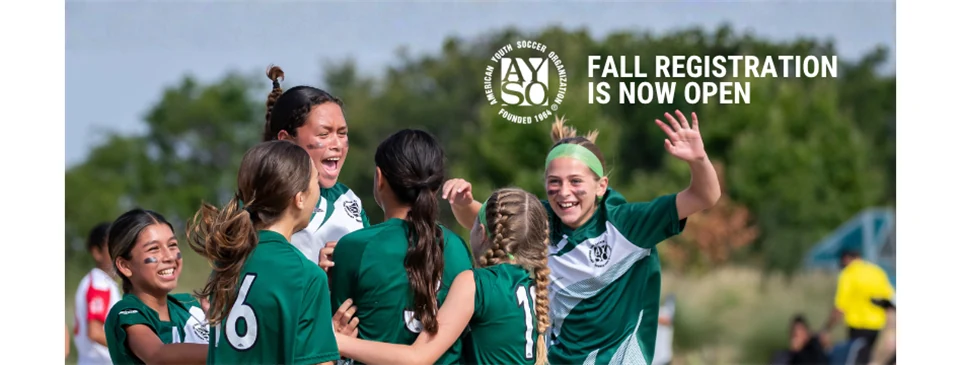 Jugadoras juveniles de AYSO celebran juntas durante una temporada de fútbol.