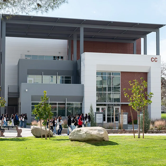 Edificio del Campus Center en el campus Panorama de Bakersfield College