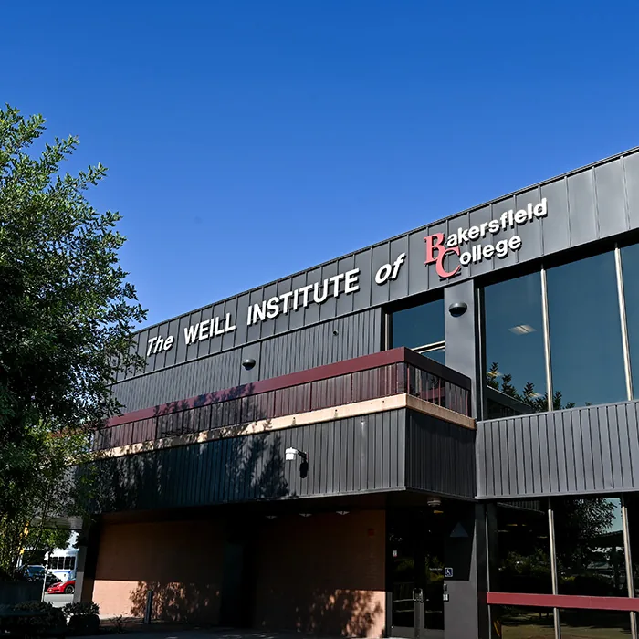 Exterior del Weill Institute de Bakersfield College en el centro