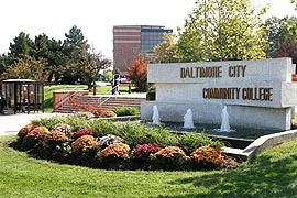 Entrada ajardinada de Liberty Campus de Baltimore City Community College