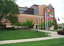 Edificio Life Sciences de Liberty Campus con banderas frente a la entrada