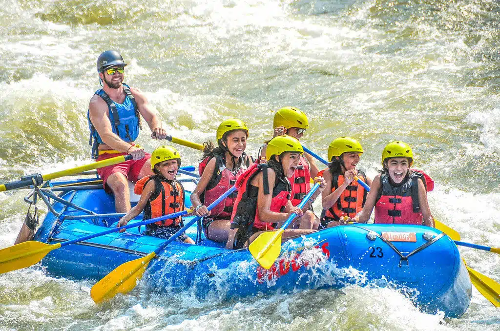 Rafting guiado de Blazing Adventures en un río de Colorado