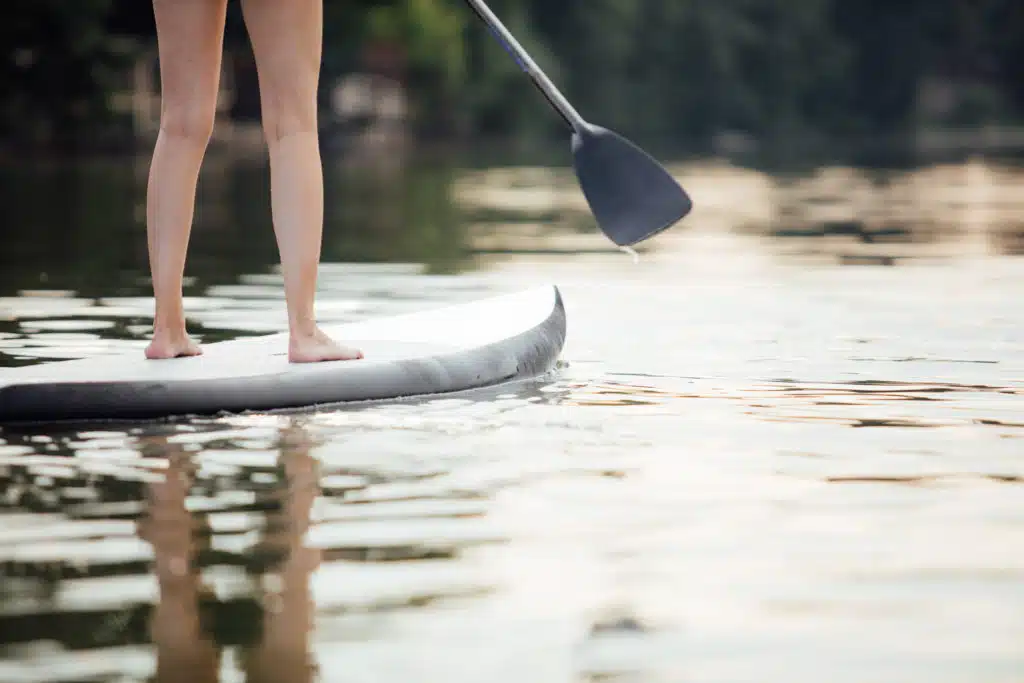 Actividad de paddleboard en una zona tranquila de agua