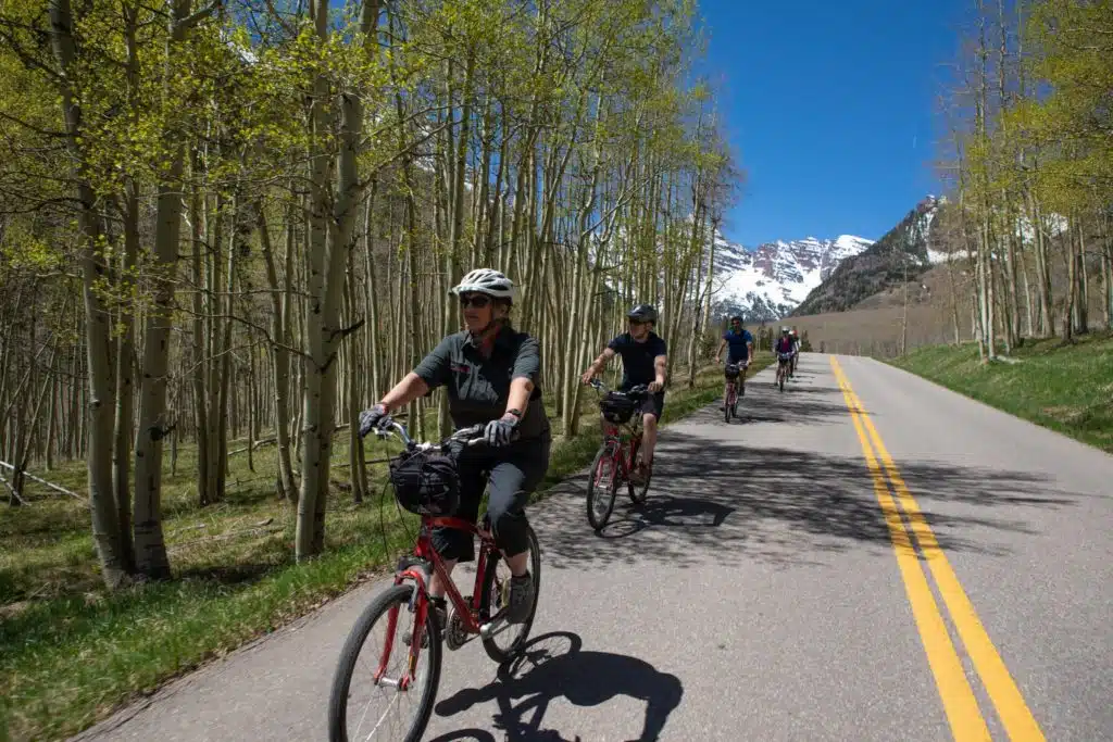 Recorrido en bicicleta de Blazing Adventures hacia Maroon Bells