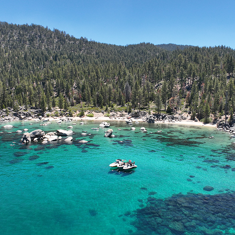 Pasajeros a bordo durante un tour de Boat Tahoe