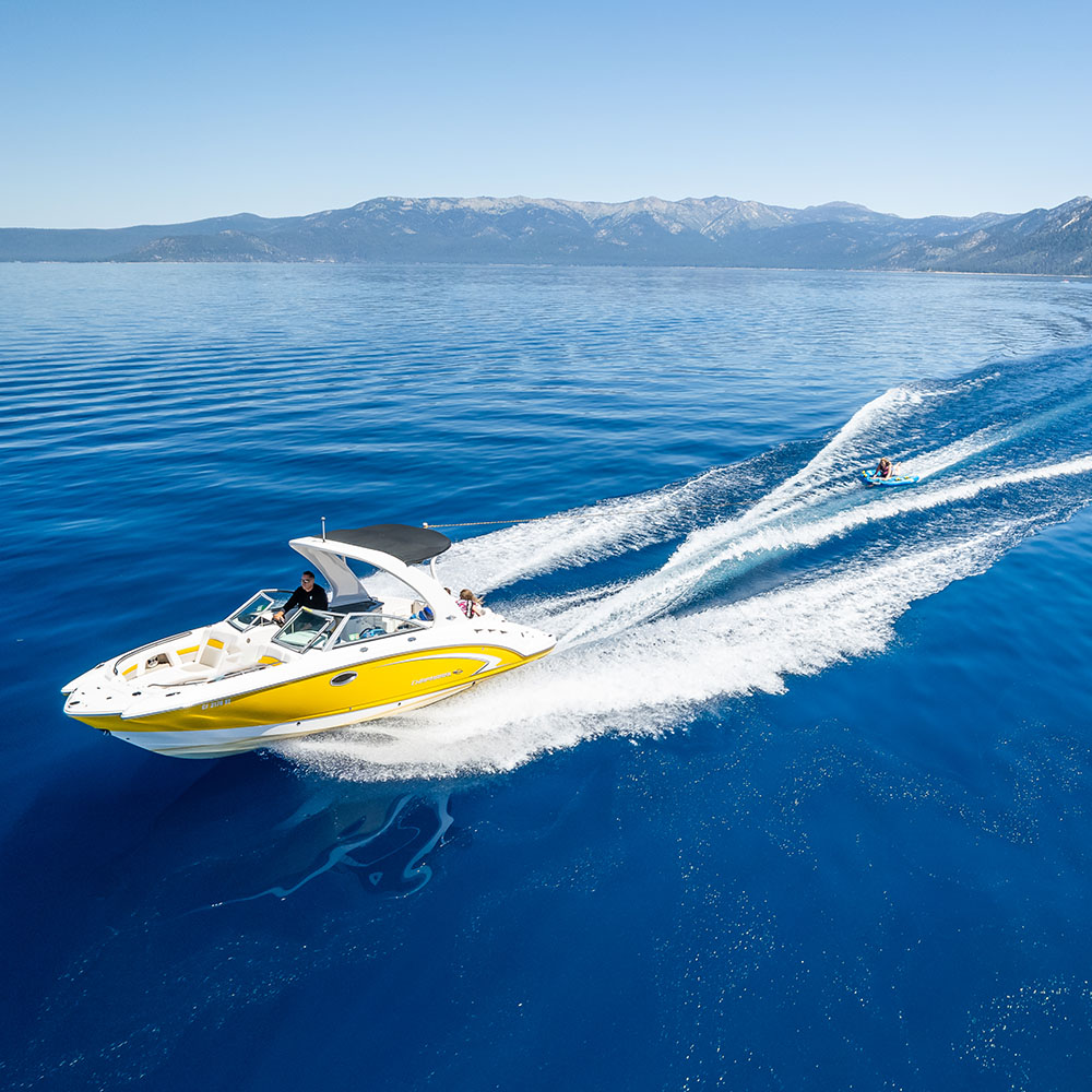 Embarcación de Boat Tahoe en un recorrido privado por el lago Tahoe