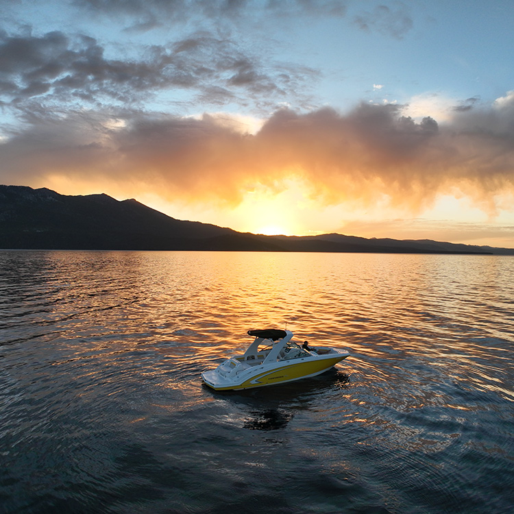 Embarcación de Boat Tahoe en el lago Tahoe al atardecer