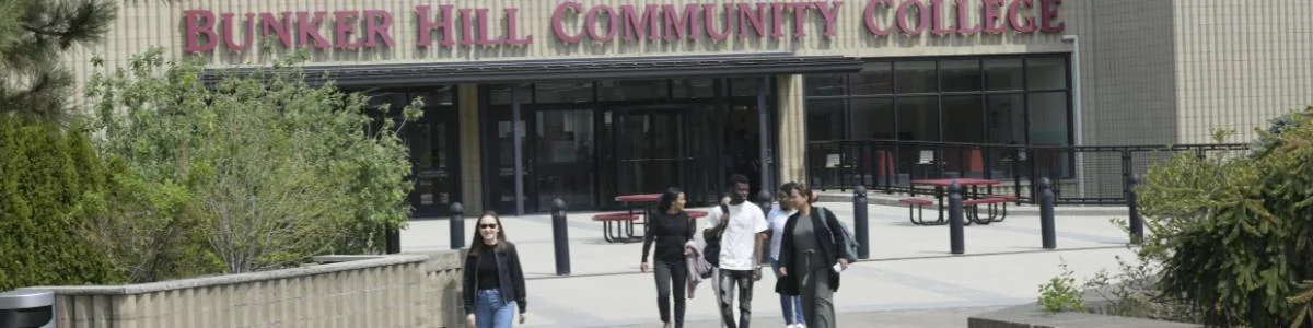 Estudiantes caminan por la plaza principal frente al edificio de Bunker Hill Community College en Charlestown