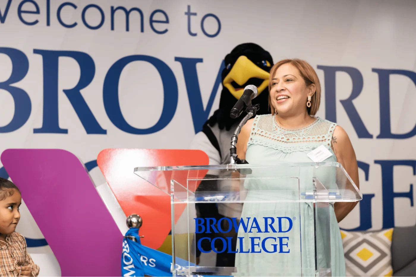 Participantes y representantes durante la apertura de Broward College en el YMCA L.A. Lee–Mizell