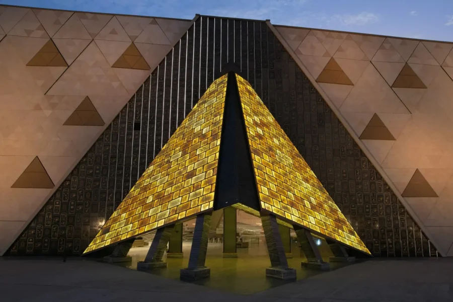 Piezas del Grand Egyptian Museum en la galería del operador