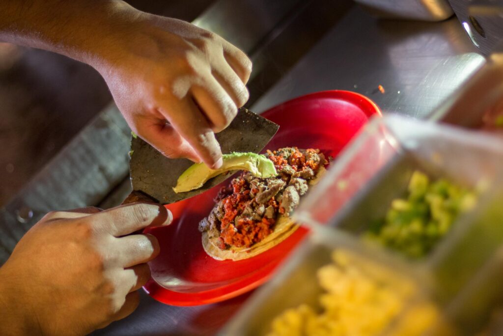 Preparación de tacos durante una experiencia de Cancun Food Tours