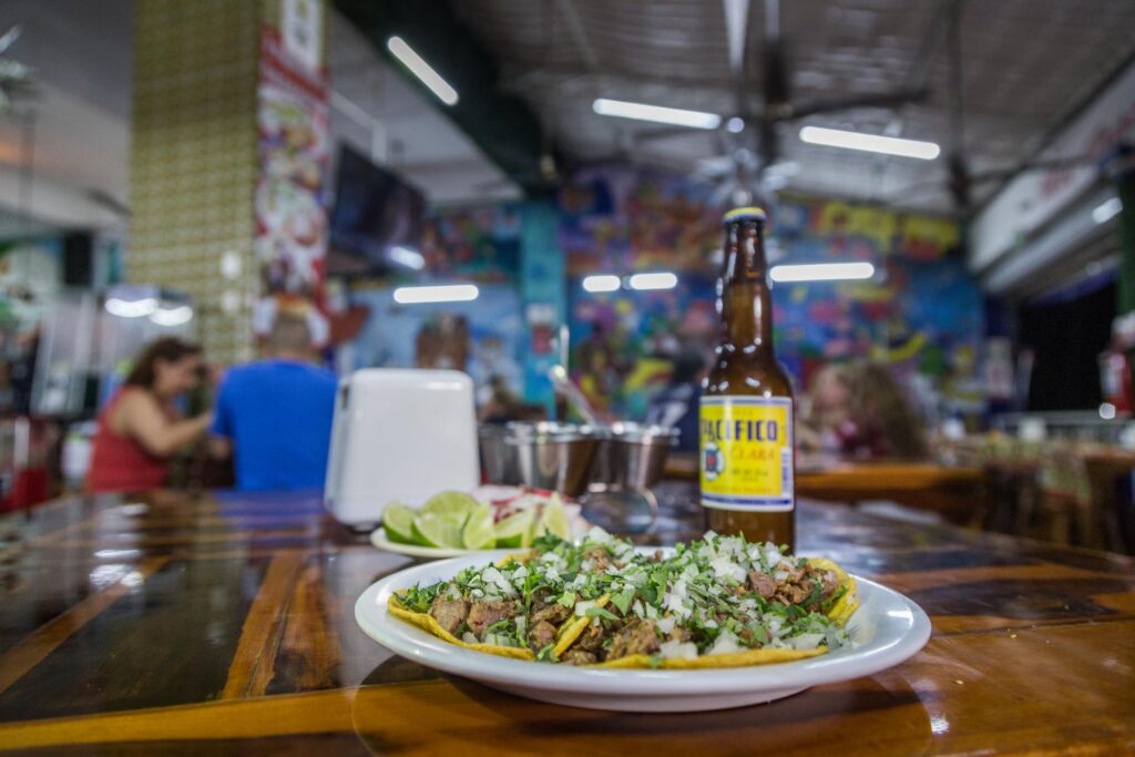 Comida callejera de Cancún en una visita guiada