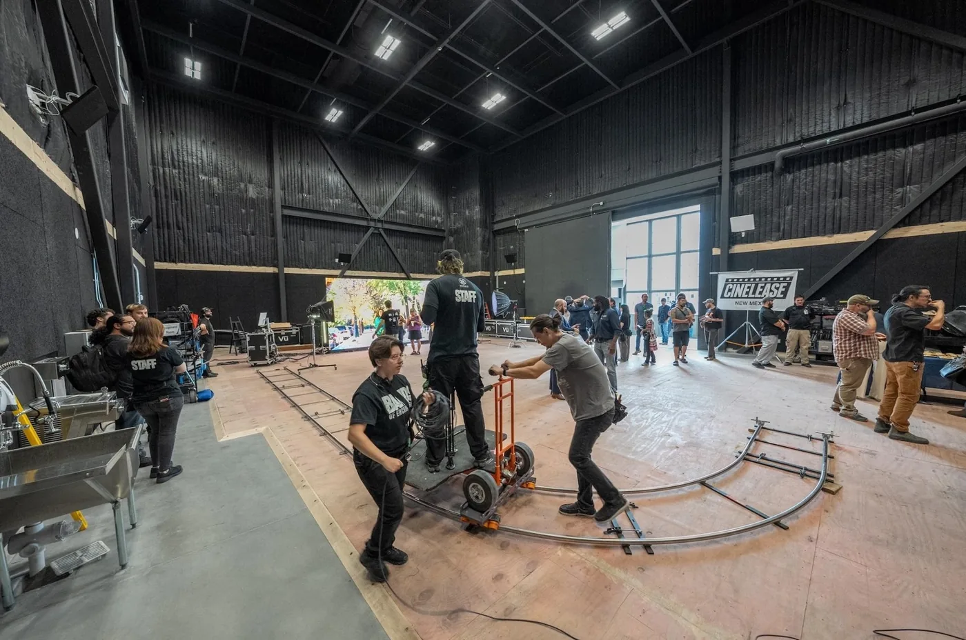 Equipo de producción audiovisual dentro del Rail Yards de CNM