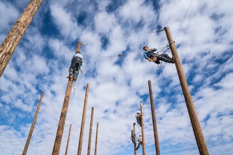 Estudiantes practican con postes de tendido eléctrico en CNM Rio Rancho