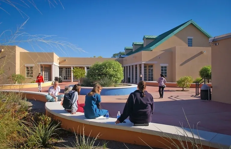 Patio de South Valley Campus de CNM con estudiantes y árboles