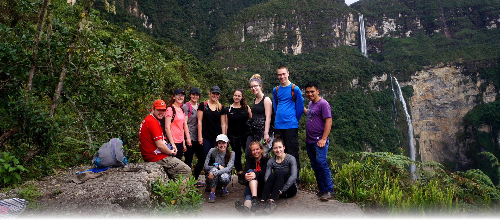 Grupo de viajeros en una ruta de naturaleza con Chachapoyas TRIP Adventures