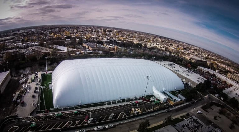 Vista aérea de la cúpula de Fire Pitch, instalación deportiva donde entrena el club juvenil Chicago Fire.