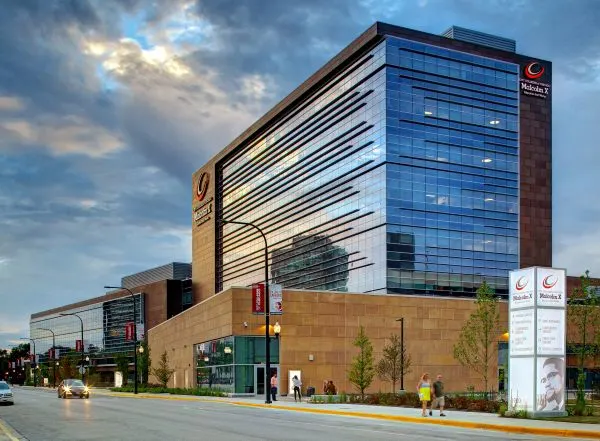 Edificio de vidrio y acero de Malcolm X College, junto al Illinois Medical District