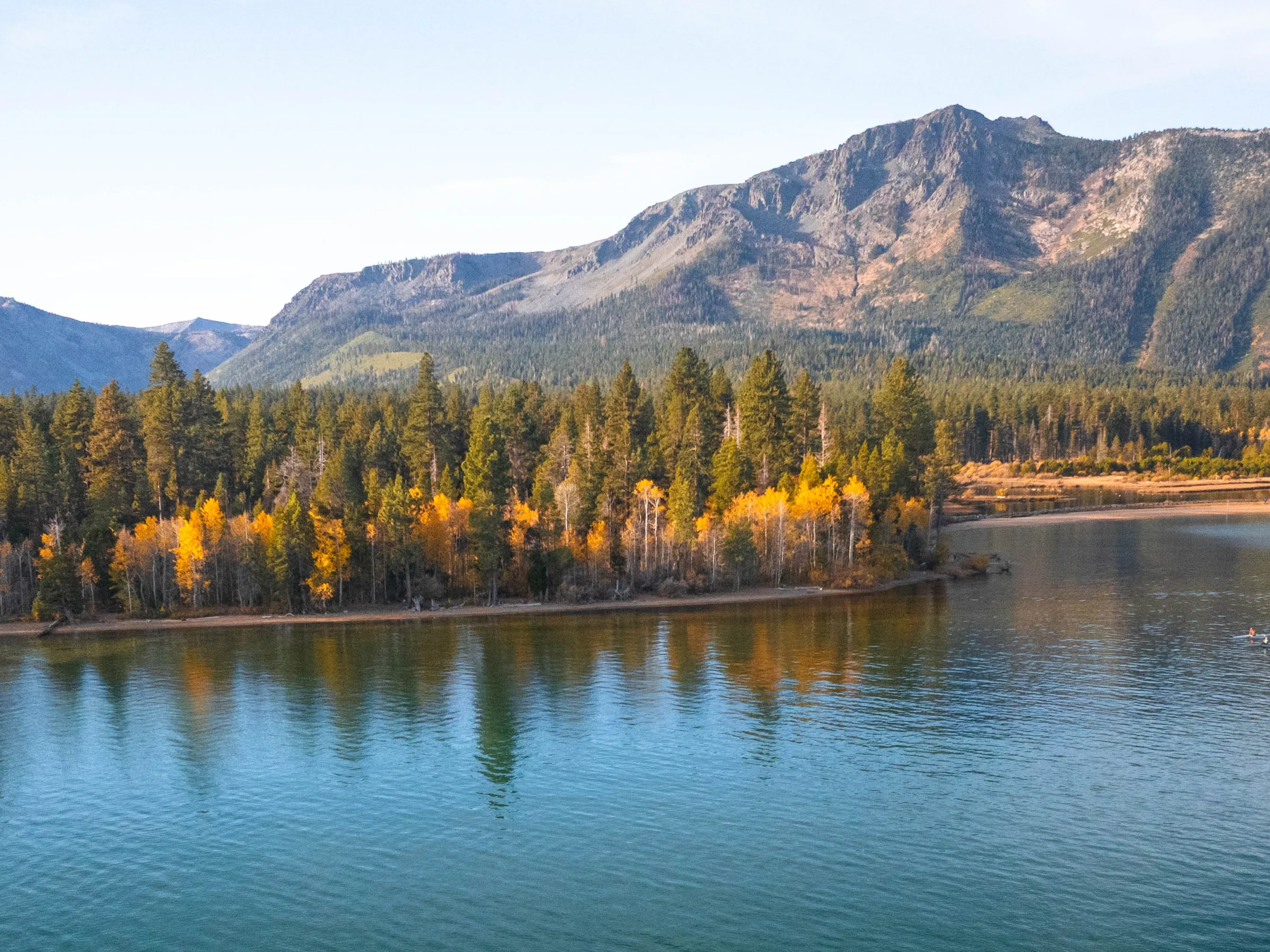 Costa montañosa de Lake Tahoe en una excursión de Clearly Tahoe