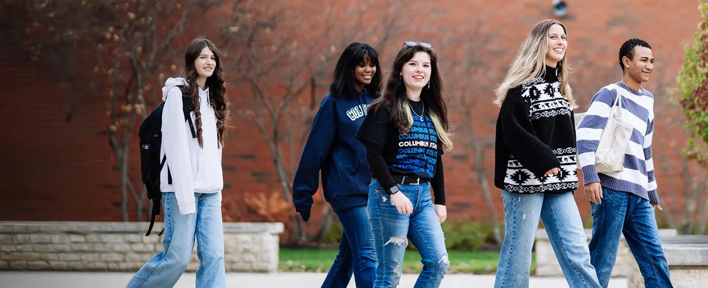 Estudiante camina frente a Moeller Hall en Columbus State Delaware