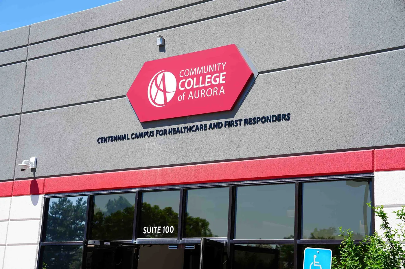 Entrada al campus de salud y primeros respondedores de Community College of Aurora en Centennial.