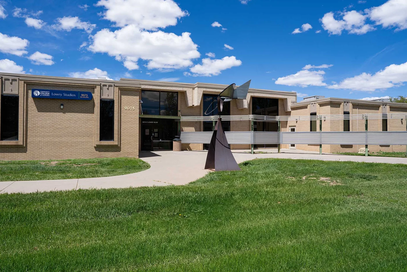 Exterior de Lowry Studios de Community College of Aurora en Denver.