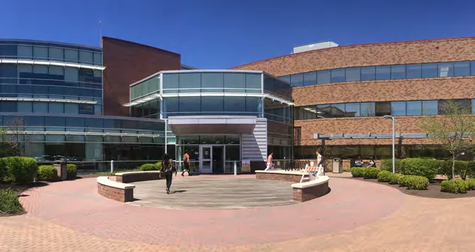 Exterior del Northeast Regional Center de Community College of Philadelphia.