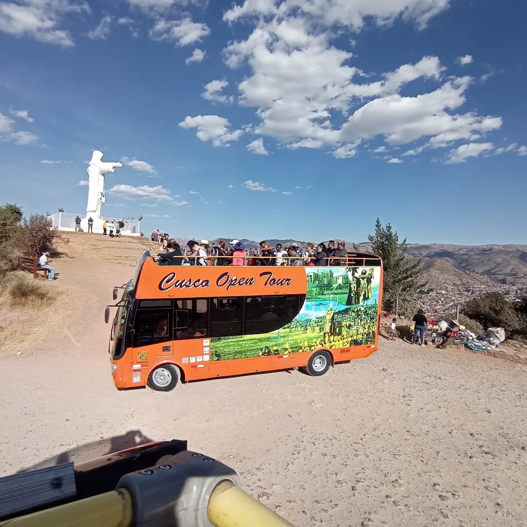 Autobús panorámico de Cusco Open Tour en ruta