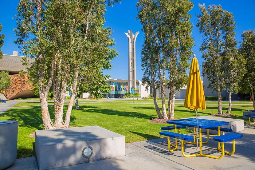 Gateway Plaza y campanile de Cypress College, con el Student Center cercano