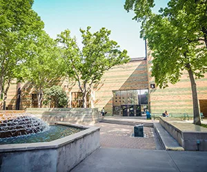 Patio con fuente y edificio académico del campus Brookhaven de Dallas College