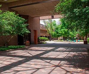 Pasillo cubierto entre edificios del campus Cedar Valley de Dallas College