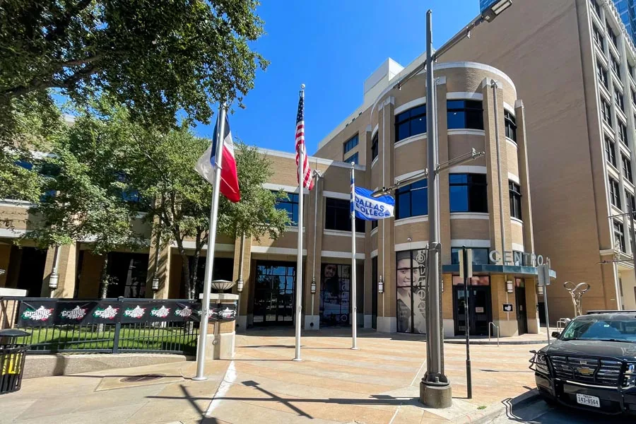 Edificio El Centro de Dallas College en el centro de Dallas