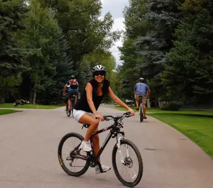 Paseo en bicicleta en Aspen durante un tour guiado