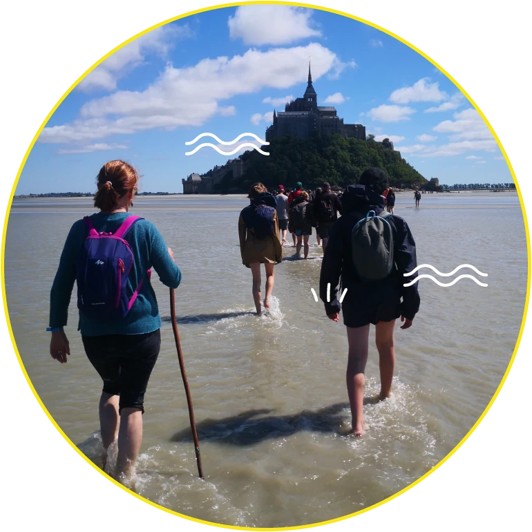 Caminantes atraviesan la bahía hacia el Mont-Saint-Michel