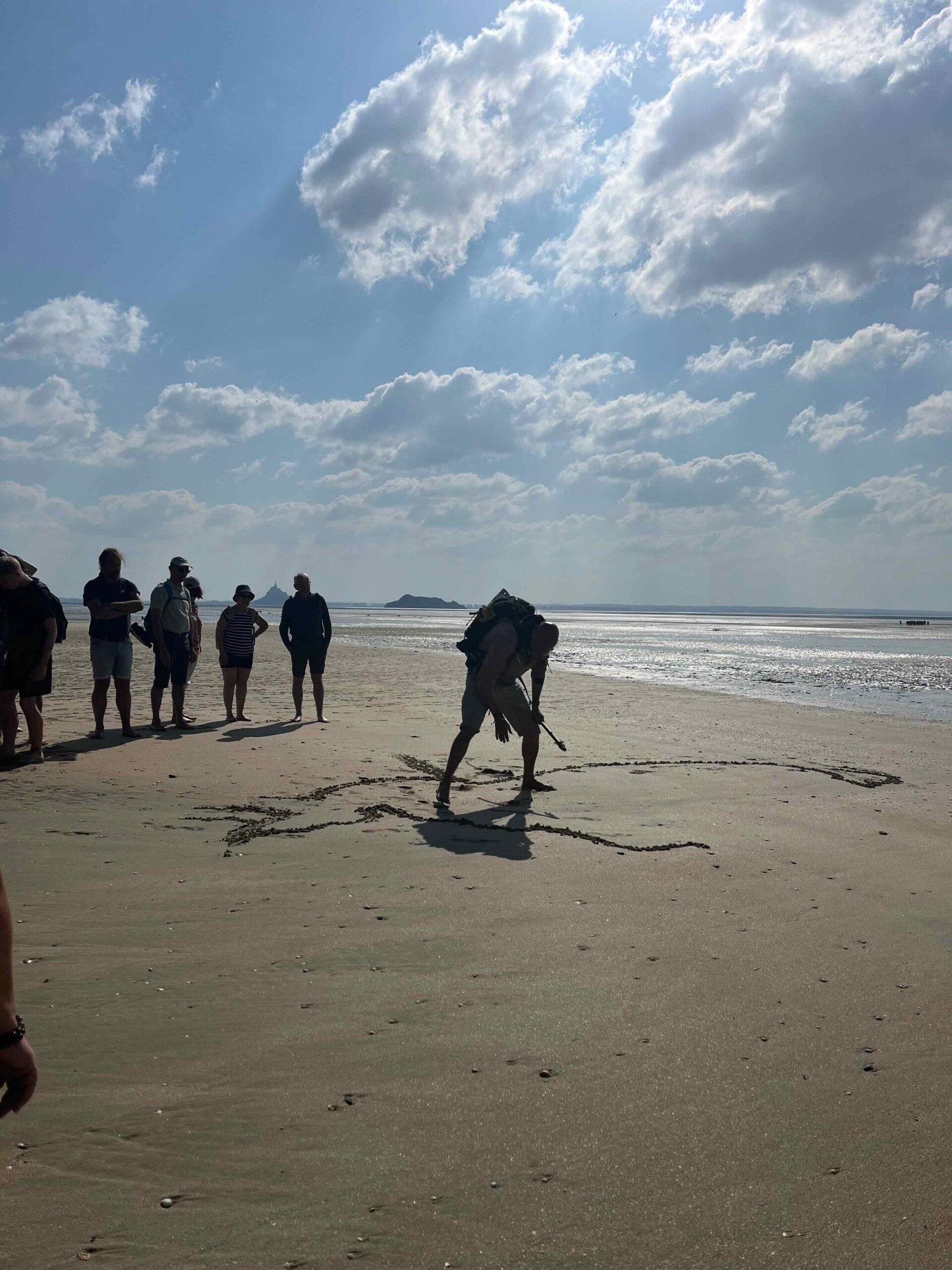 Grupo caminando por la bahía del Mont-Saint-Michel en verano