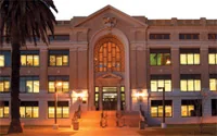 Vista nocturna de Isaac Delgado Hall en el campus City Park