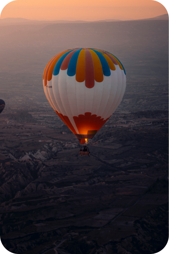 Globo de colores al amanecer en Capadocia, imagen oficial de Discovery Balloons