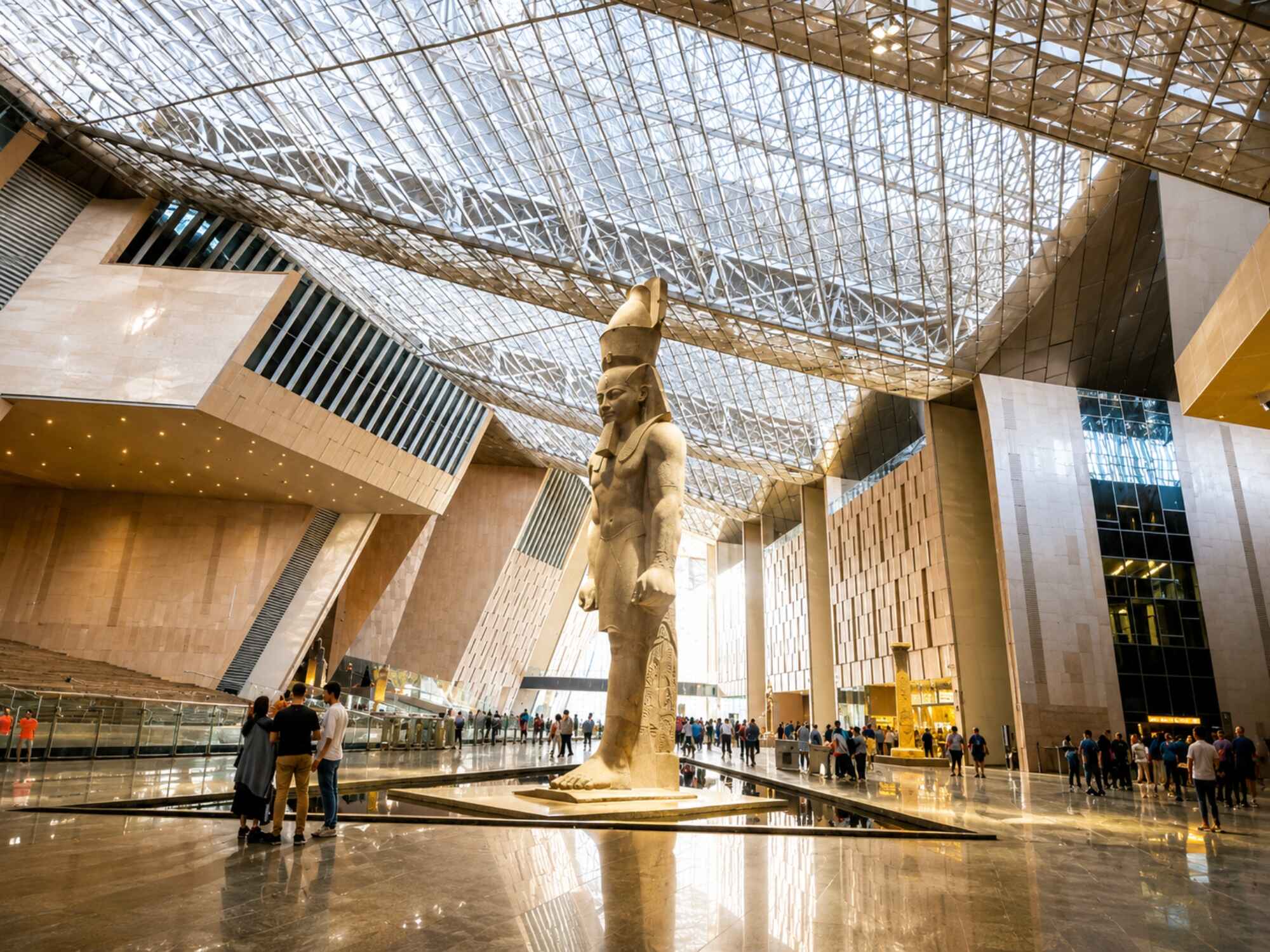 Interior del Gran Museo Egipcio, una parada en los tours de Egypt Tours Portal