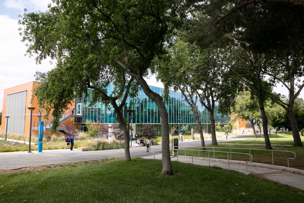 Aulas y zonas verdes del campus de Evergreen Valley College