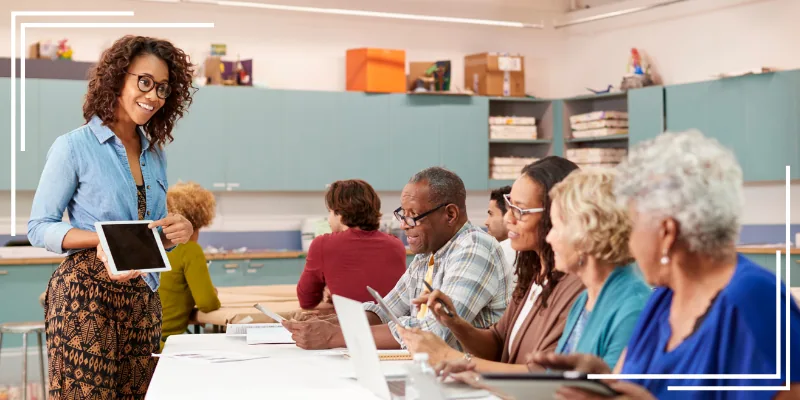 Personas adultas participan en una clase de aprendizaje continuo de FSW.